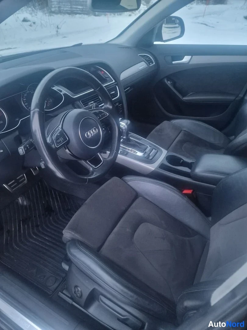 Muu: Auton ohjaamo kuljettajan puolelta: Audi-ohjauspyörä, hallintapaneeli, manuaali- tai automaattivalitsin ja tummat penkit.