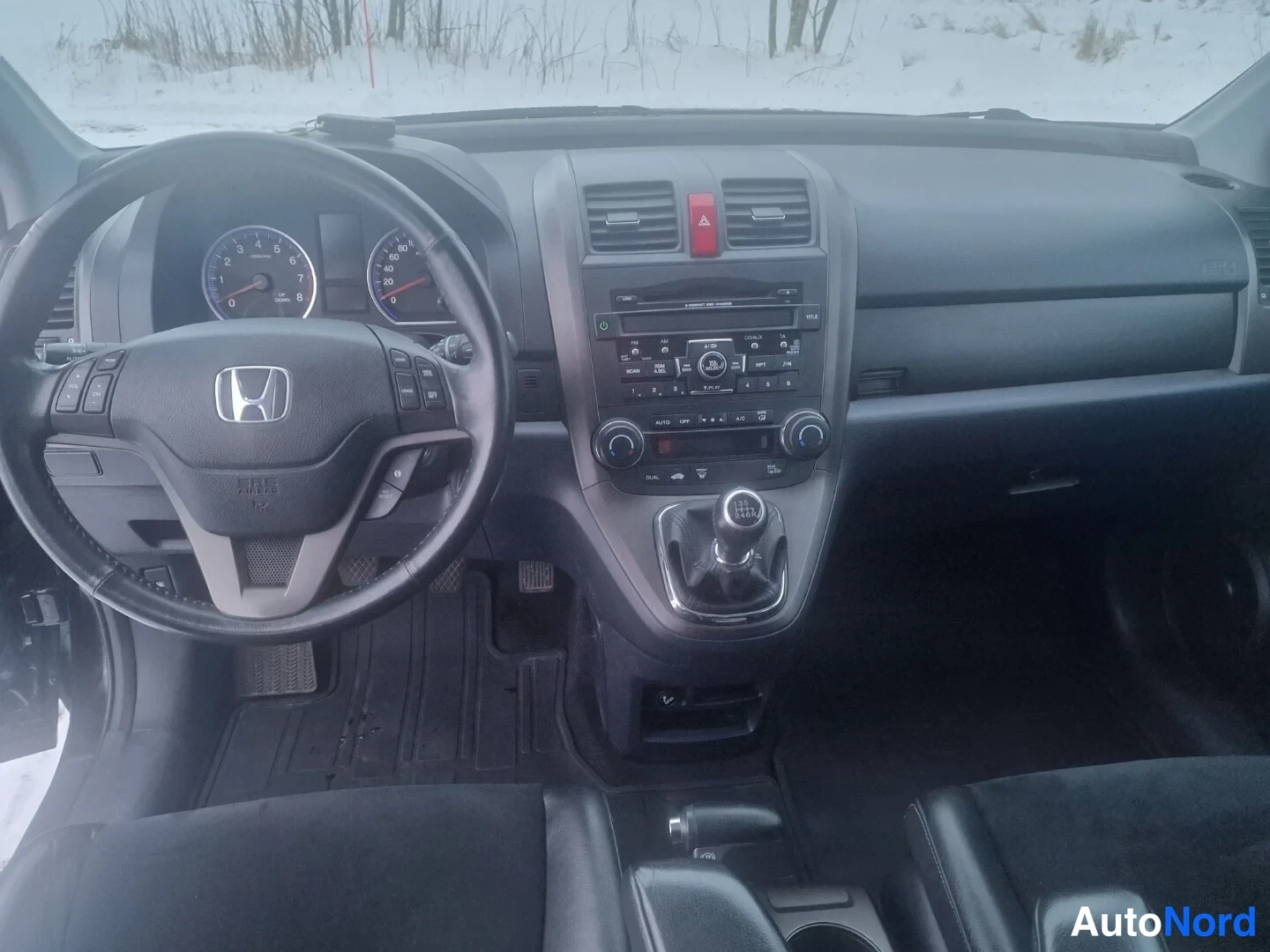 Muu: Honda-ohjauspyörä, analogiset mittarit, radio ja käsivaihtajan vaihdekeila