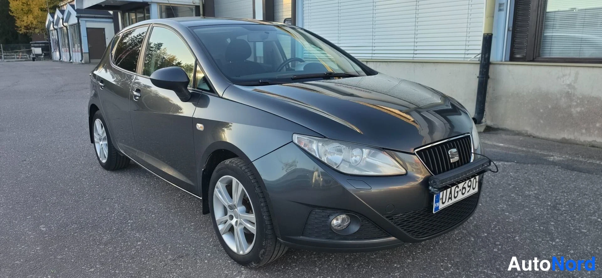 Etuviisto, nokka oikealle: Seat Ibiza -viistoperä harmaa etukulmasta oikealta, keulagrilli ja rekisterikilpi näkyvissä.