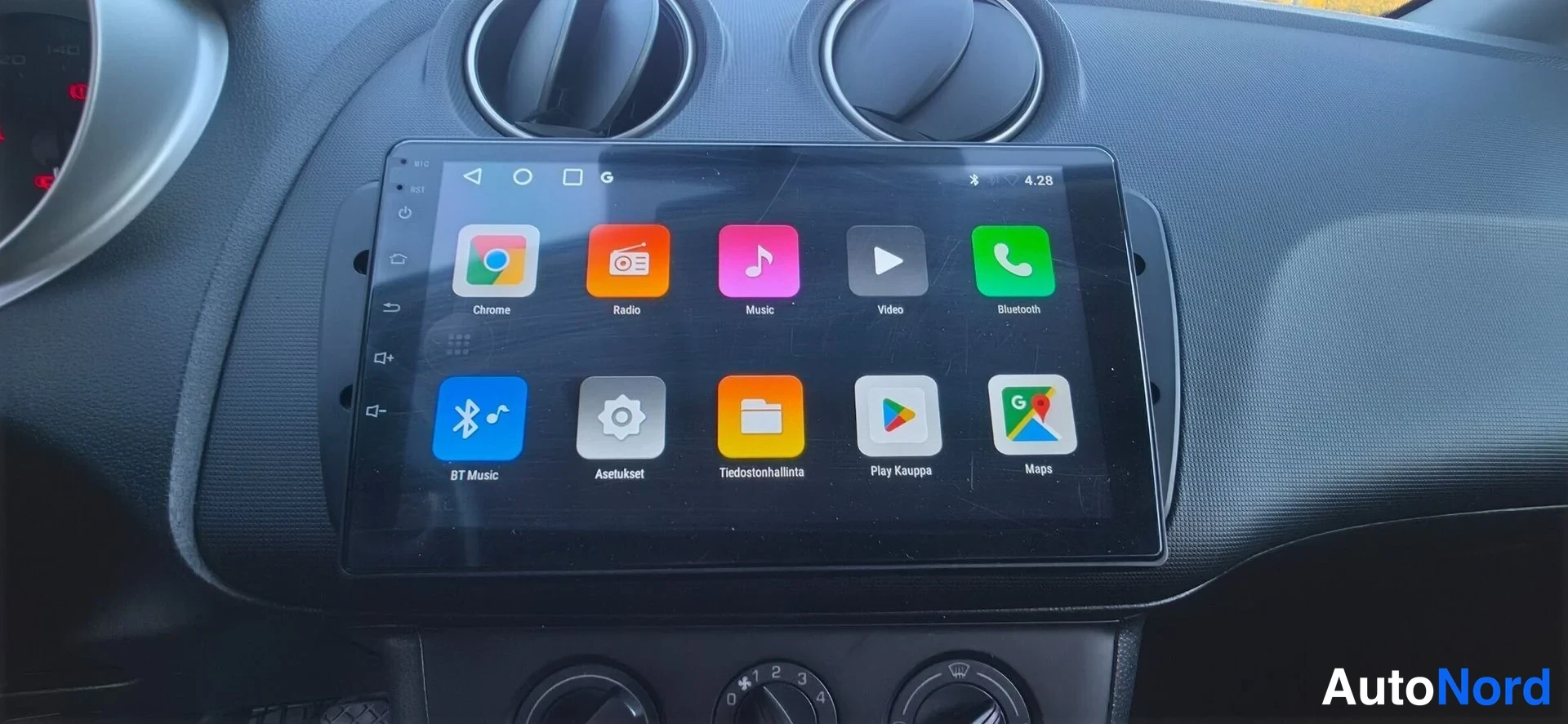 Muu: Jälkiasennettu Android-pohjainen mediapaneeli, jonka ruudulla Chrome-, Radio-, Music-, Maps- ja Asetukset-sovelluskuvakkeet.