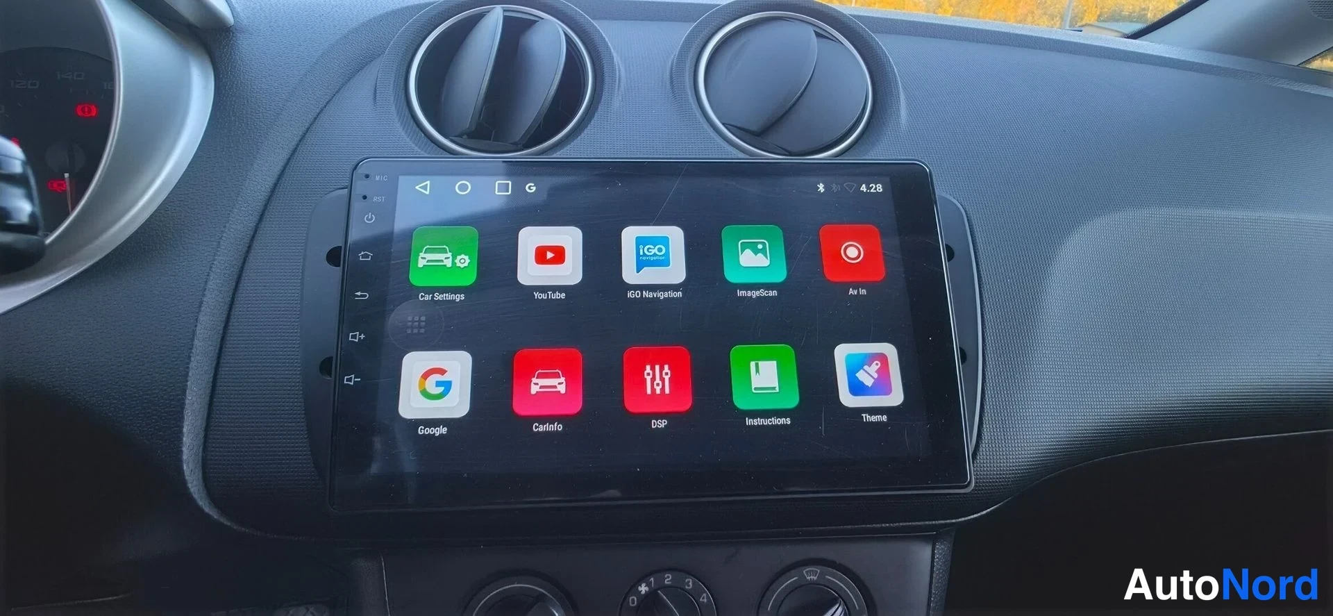 Muu: Kojelaudan Android-medianäyttö, jossa sovelluksia kuten YouTube, Google, iGO Navigation, Car Settings, CarInfo, DSP, Instructions, Theme ja AV In.