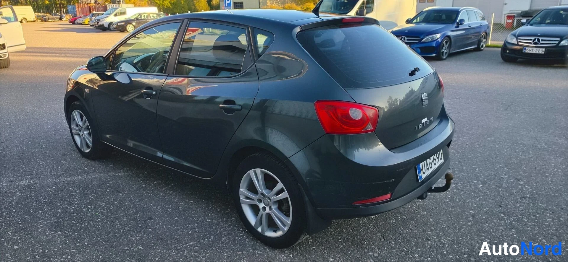 Takaviisto: Seat Ibiza -viistoperä harmaa takakulmasta, takavalot ja rekisterikilpi näkyvissä.