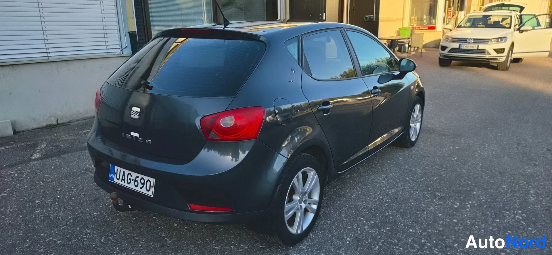 Takaviisto: Seat Ibiza -viistoperä harmaa takakulmasta, takavalot ja rekisterikilpi näkyvissä.