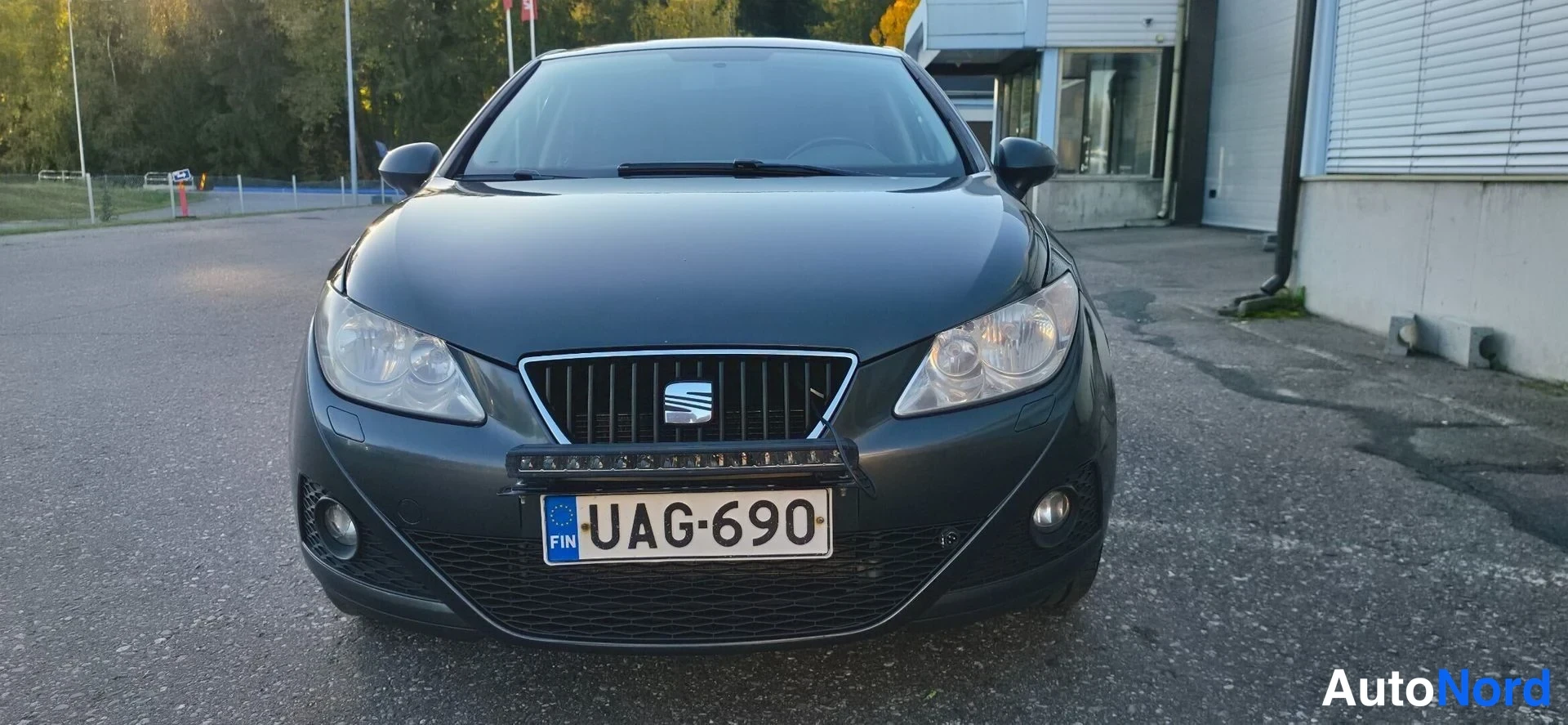 Edestä: Seat Ibizan keula edestäpäin; rekisteritunnus ja led-palkki puskurin yläpuolella.