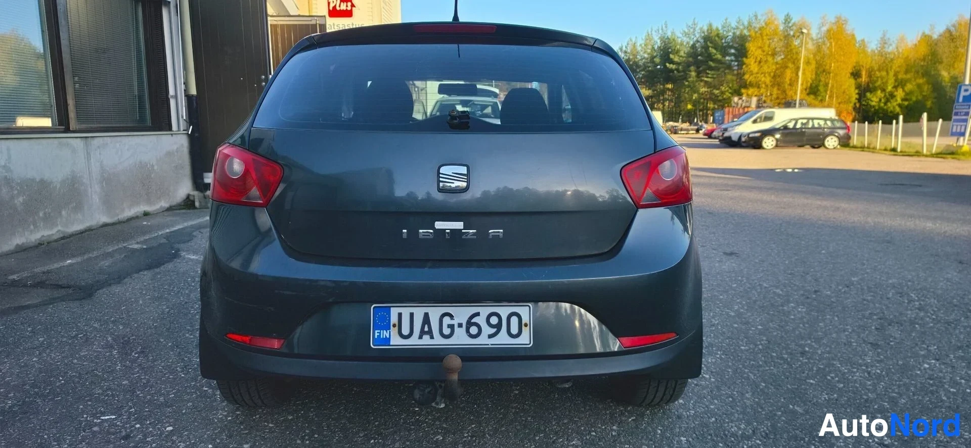 Takaa: Seat Ibizan perä suoraan takaa; Ibiza-teksti ja rekisteritunnus, vetokoulu sagalan alla.