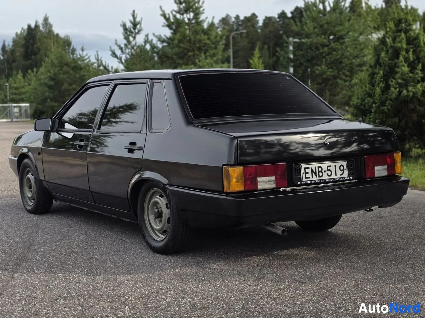 Takaviisto: Lada Samara -sedan takaa kolmannelta neljännekseltä, tumman värinen, rekisterikilpi
