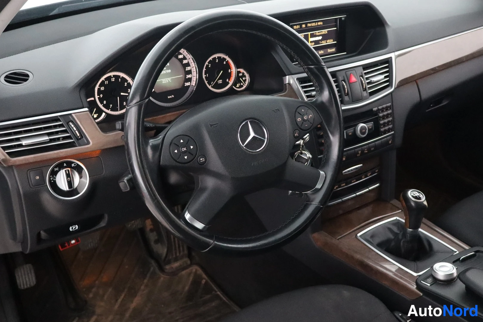 Muu: Ohjauspyörä ja kojelauta: Mercedes-tähti ohjauspyörässä, analogiset mittarit ja keskinäytön infotainment-järjestelmä, manuaalivaihteen vipu keskikonsolissa.