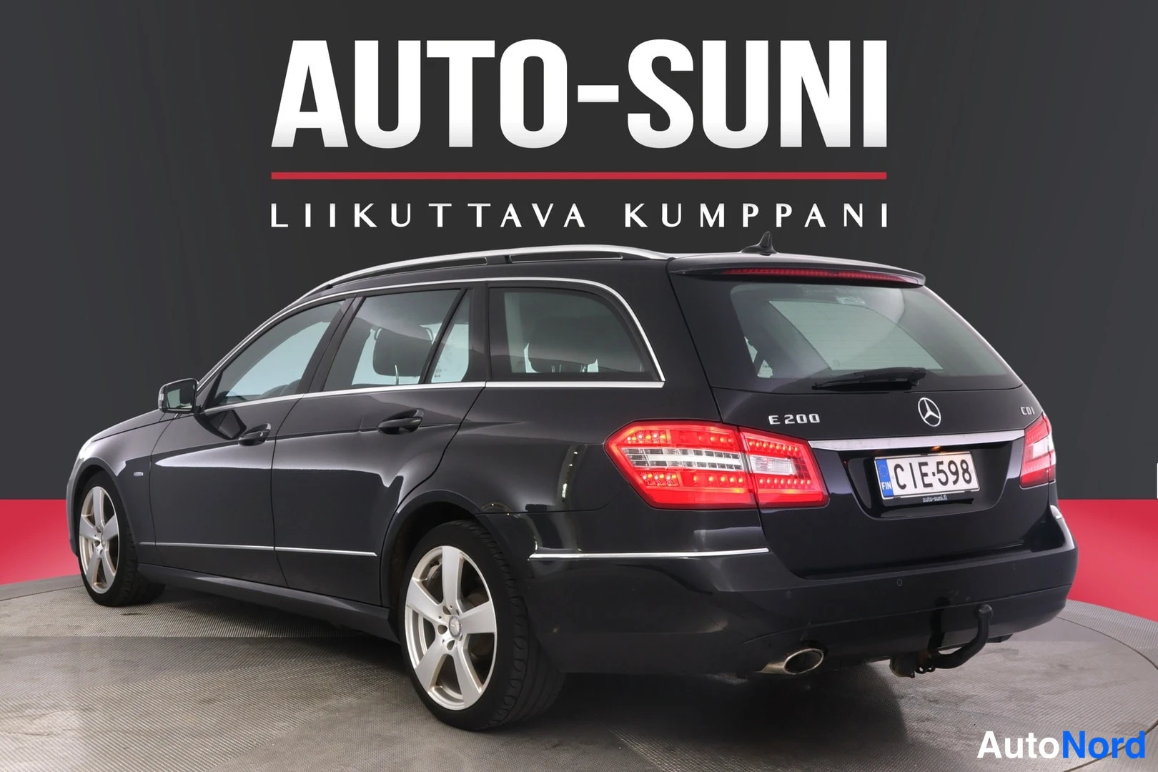 Takaviisto: Musta Mercedes-Benz E 200 -farmari takaviistosta kuvattuna, rekisterikilpi.