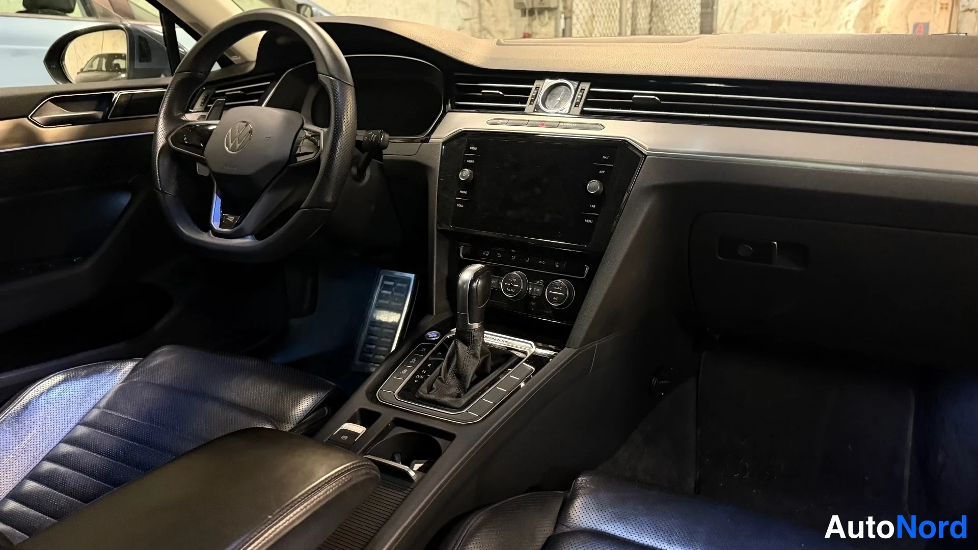 Muu: Ohjaamo vasemmalta: VW-ohjauspyörä, digitaalinen mittaristo, kosketusnäytöllinen radio, automaattivaihteen valitsin, mustat nahkaistuimet ja jotkin keskikonsoli