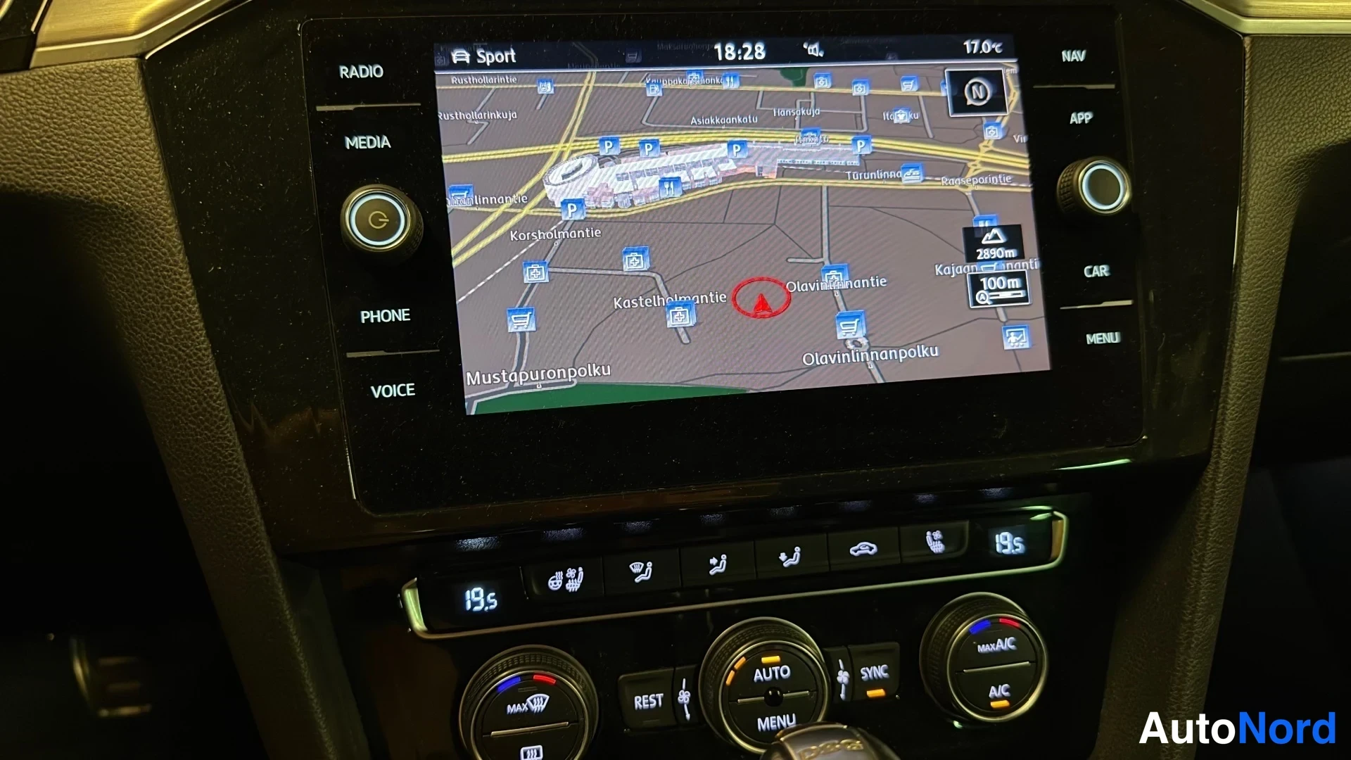 Muu: Infotainment-näyttö läheltä: navigointikartta, ympärillä RADIO, MEDIA, PHONE, VOICE, NAV, APP, CAR ja MENU-näppäimet, alempana ilmastoinnin AUTOKSI ja SYNC-kytk