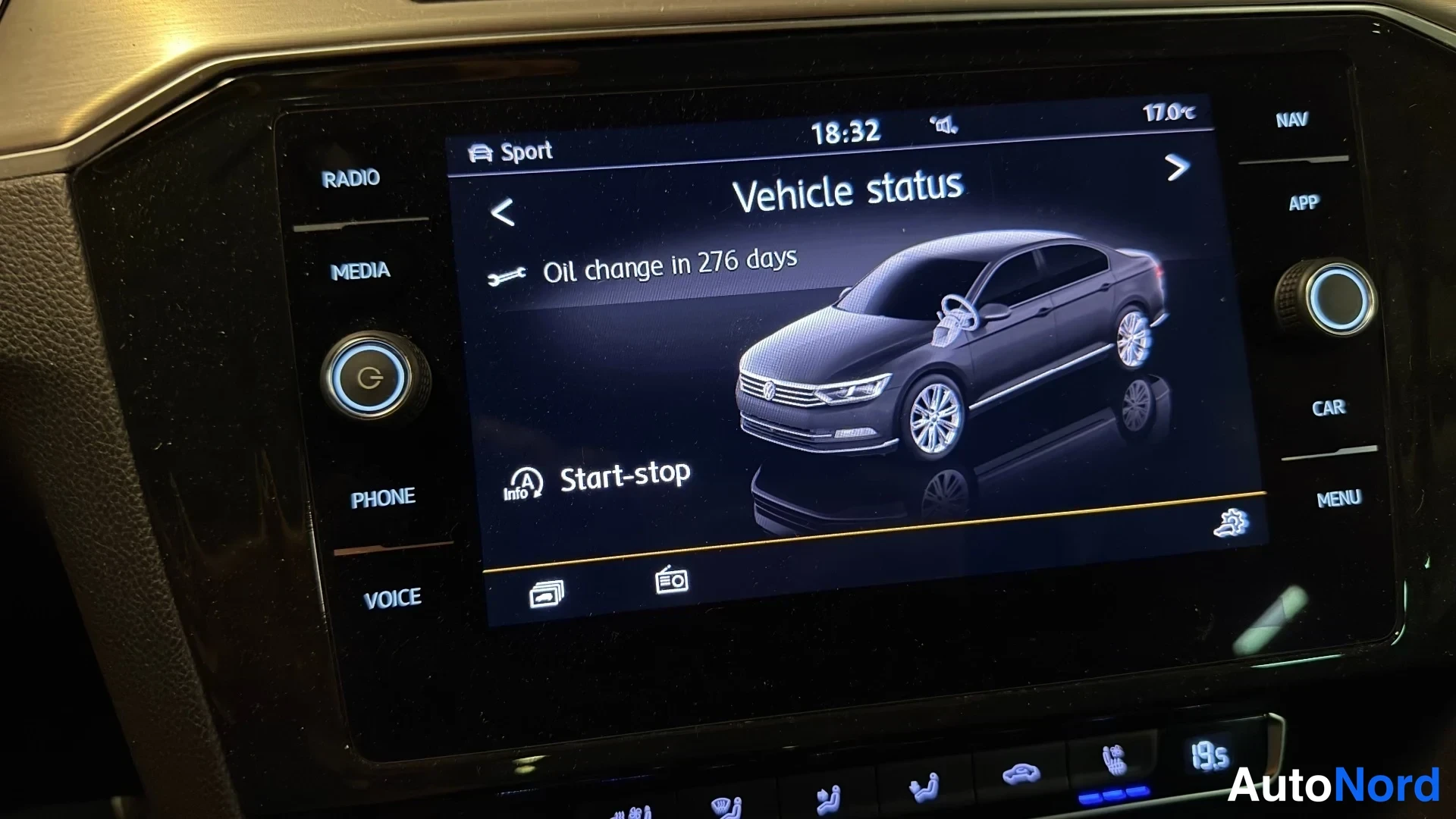 Muu: Auton radiovälineistön näyttö, jossa Vehicle status -näkymä: Oil change in 276 days ja Start-stop, kello 18:32.