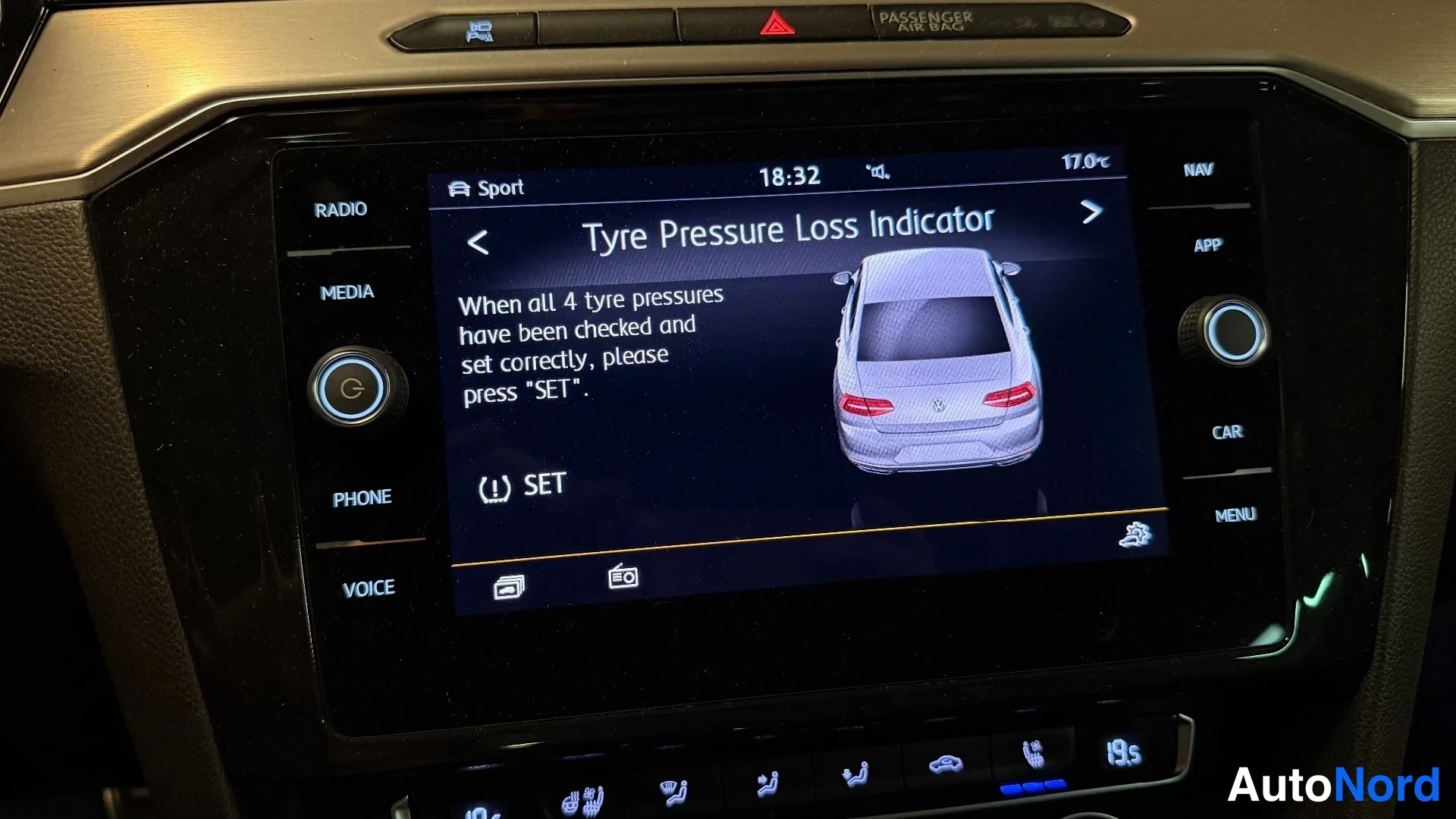 Muu: Radiovälineistön näyttö, jossa Tyre Pressure Loss Indicator -näkymä ja SET-toiminto; ylhäällä PASSENGER AIR BAG -kytkin.