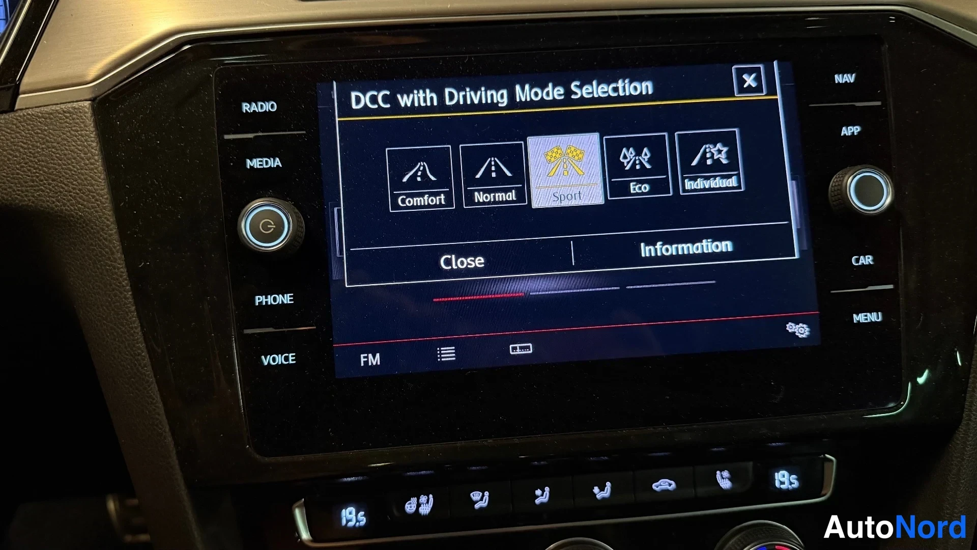 Muu: Radiovälineistön näyttö, jossa DCC with Driving Mode Selection -valikko ajotiloilla Comfort, Normal, Sport, Eco ja Individual.
