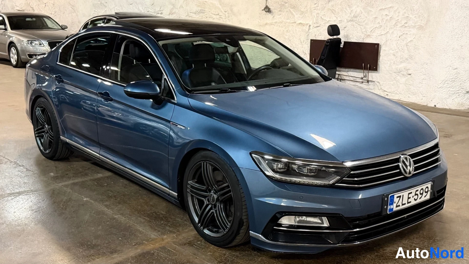 Sininen Volkswagen Passat 2015, etuviisto, keula oikealle, kuva 3