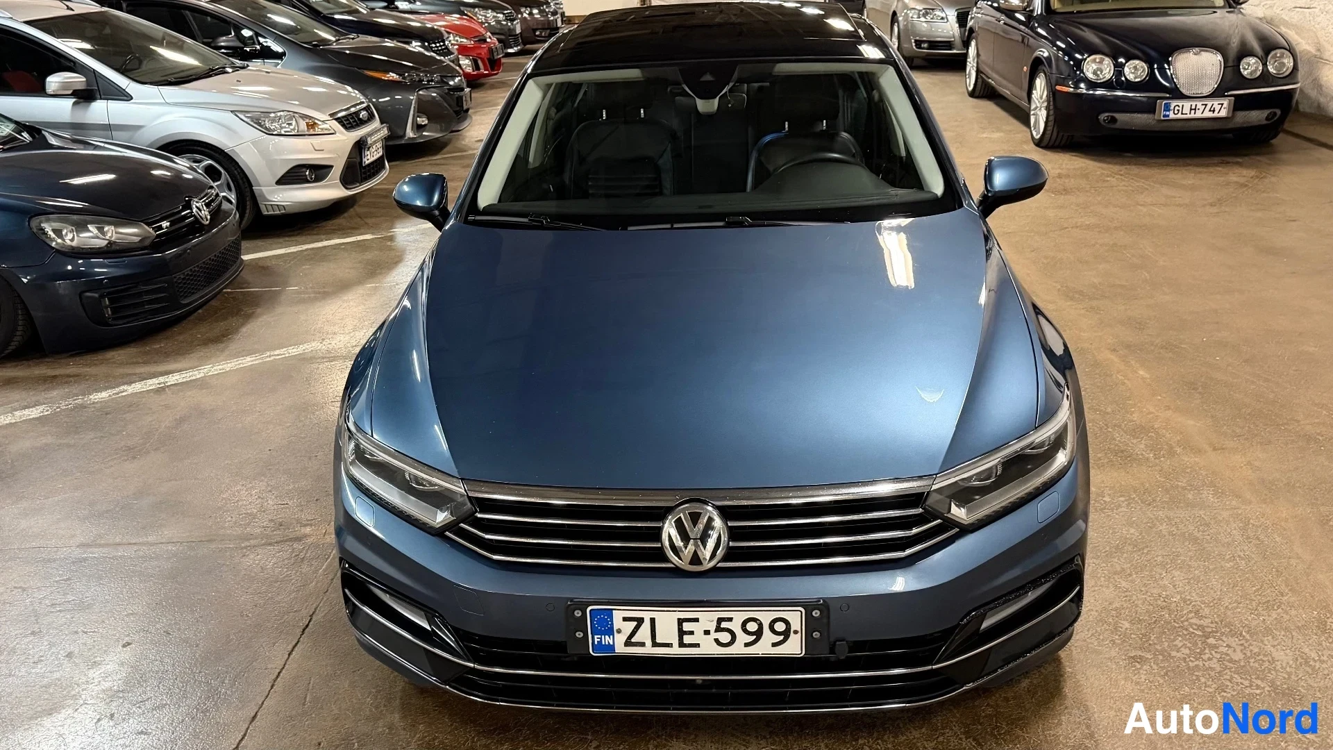 Sininen Volkswagen Passat 2015, edestä, kuva 4