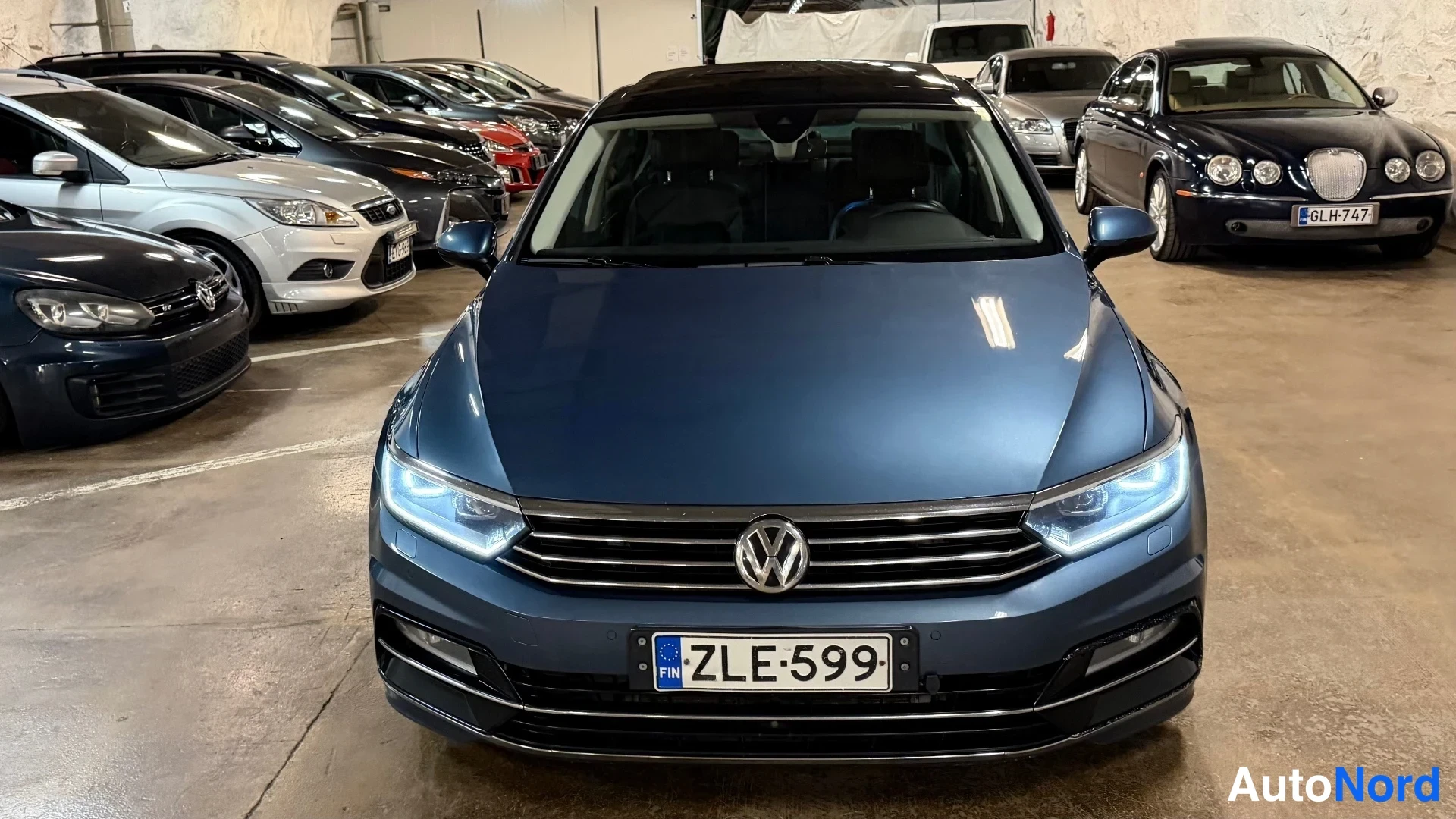 Sininen Volkswagen Passat 2015, edestä, kuva 5