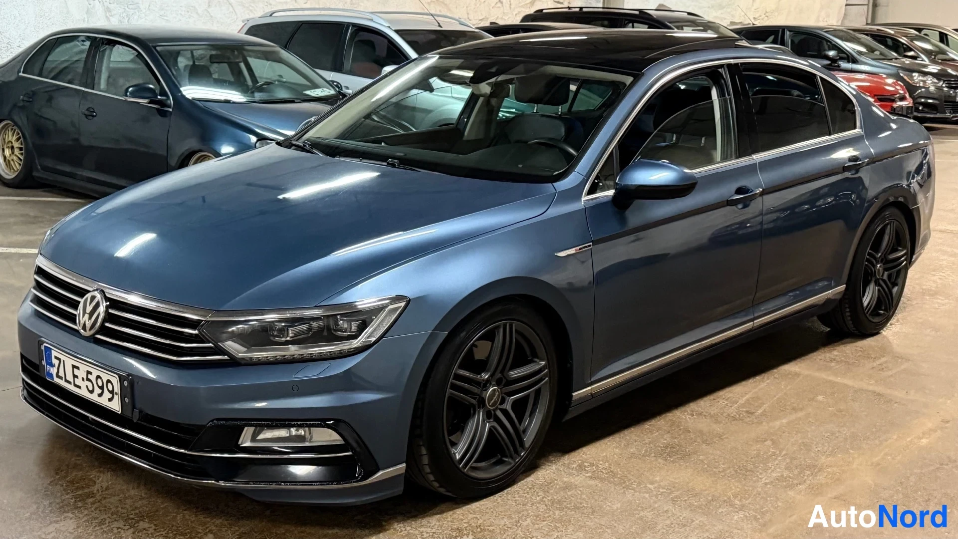 Sininen Volkswagen Passat 2015, etuviisto, keula vasemmalle, kuva 2
