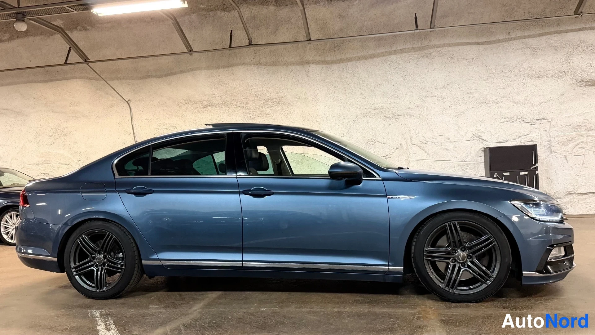 Sininen Volkswagen Passat 2015, sivulta, kuva 8
