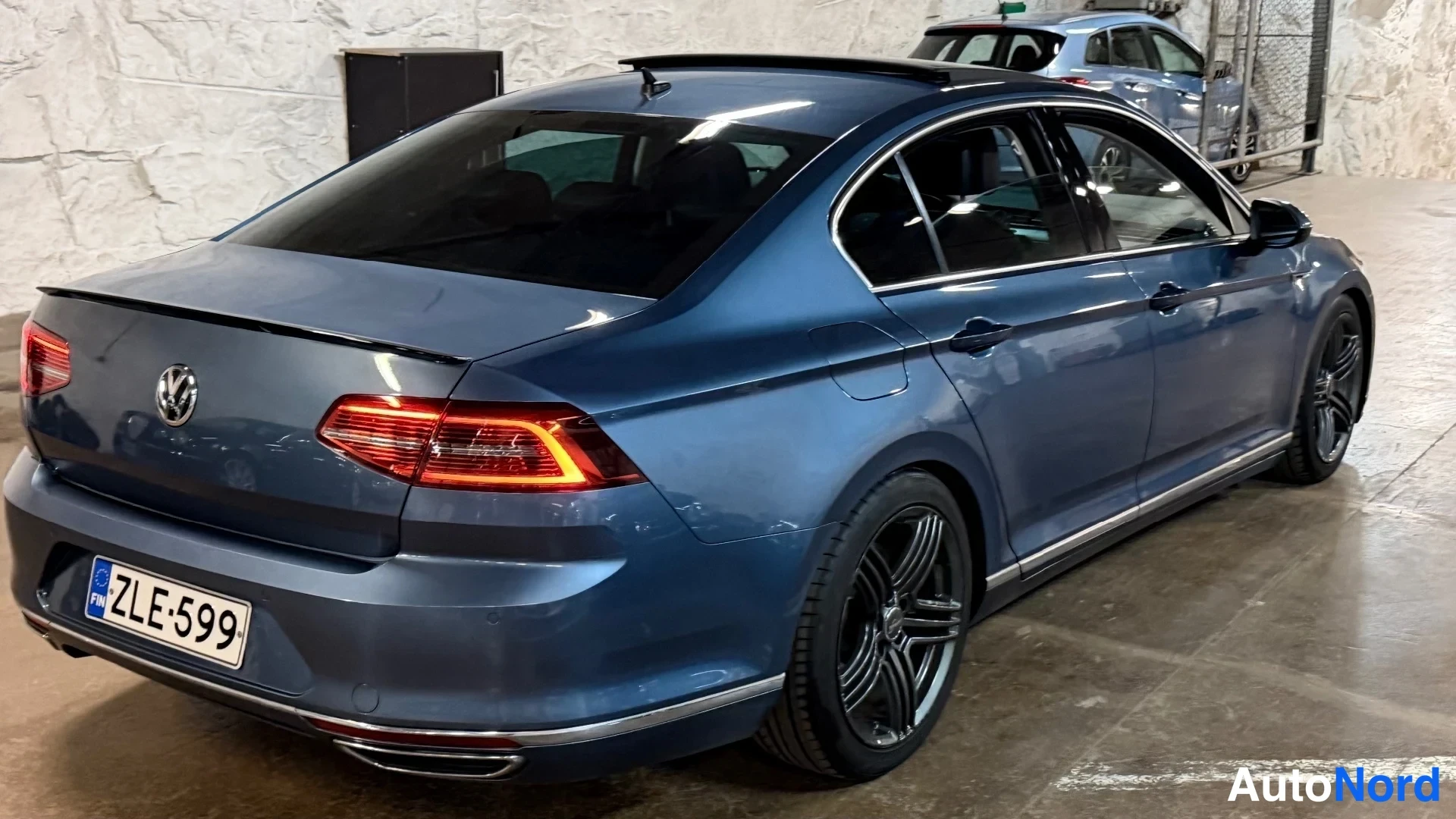 Sininen Volkswagen Passat 2015, takaviisto, kuva 13