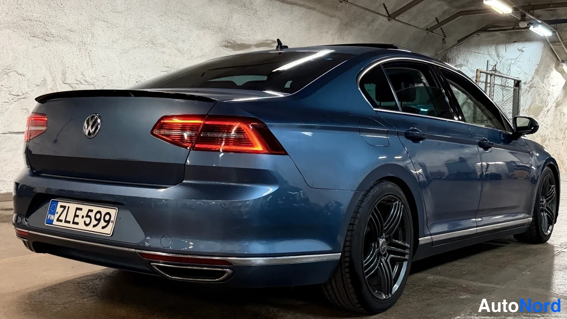 Sininen Volkswagen Passat 2015, takaviisto, kuva 10