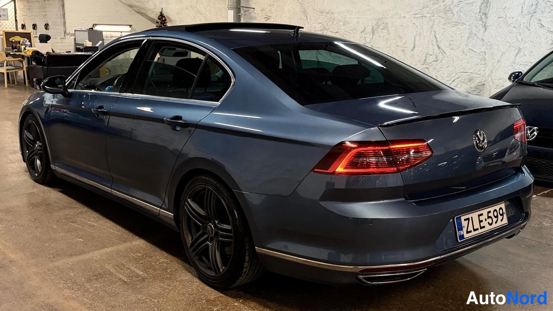 Sininen Volkswagen Passat 2015, takaviisto, kuva 11