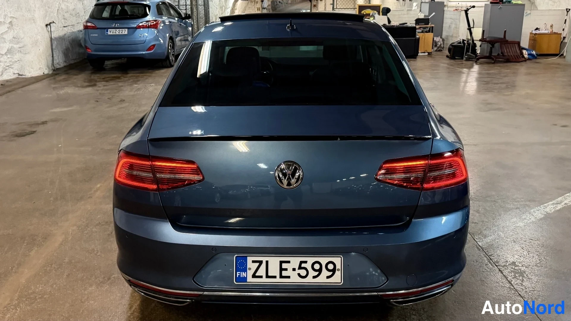 Sininen Volkswagen Passat 2015, takaa, kuva 14