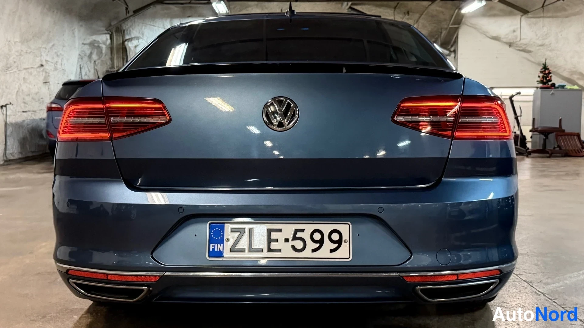 Sininen Volkswagen Passat 2015, takaa, kuva 15