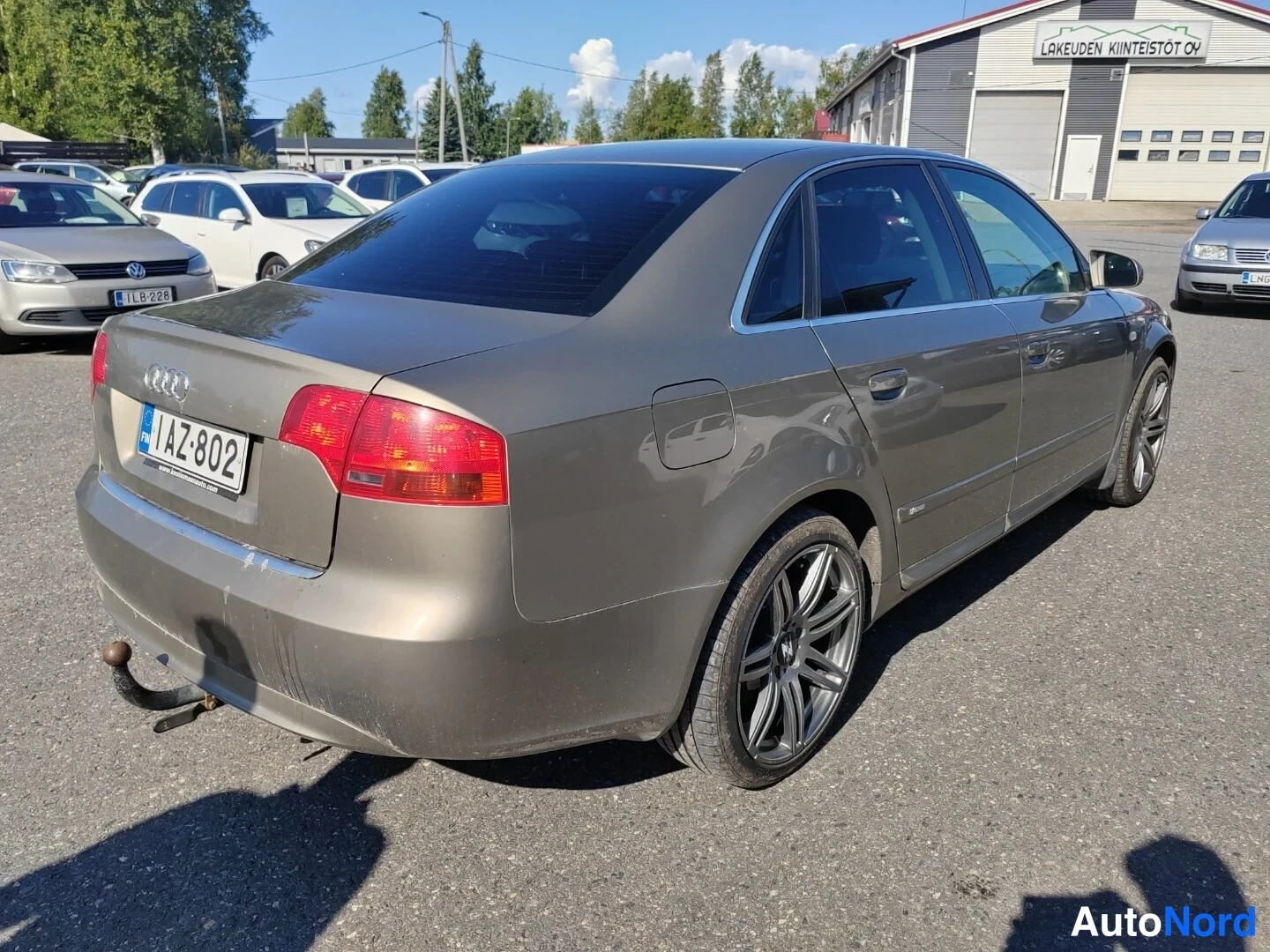 Takaviisto: Audi-sedan takapästä oikealta kuvattuna; rekisterikilpi ja vetokoulu näkyvät.