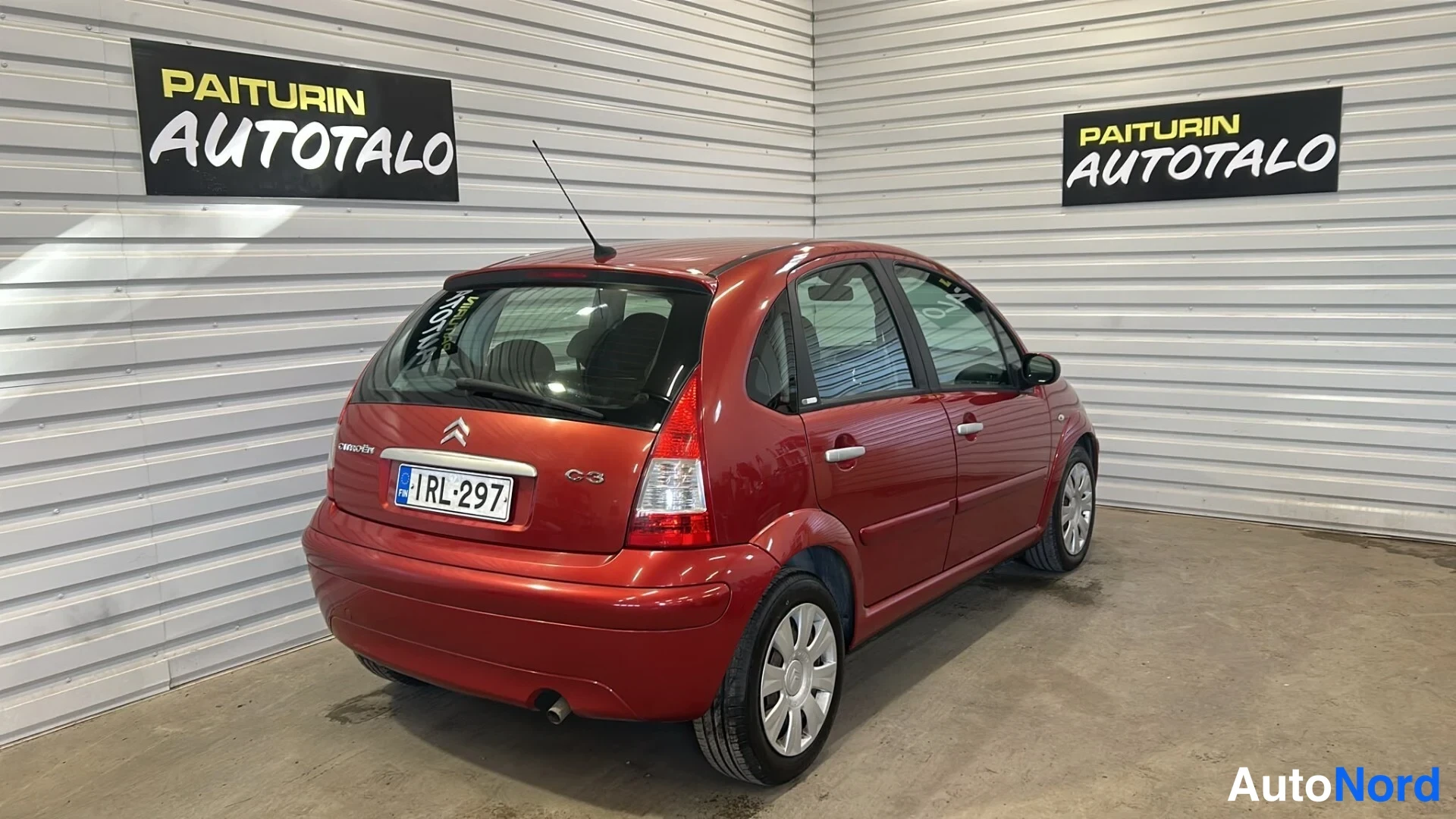 Takaviisto: Punaisen Citroën C3:n takakulma autotallissa, rekisterikilpi ja C3-merkintä näkyvät.