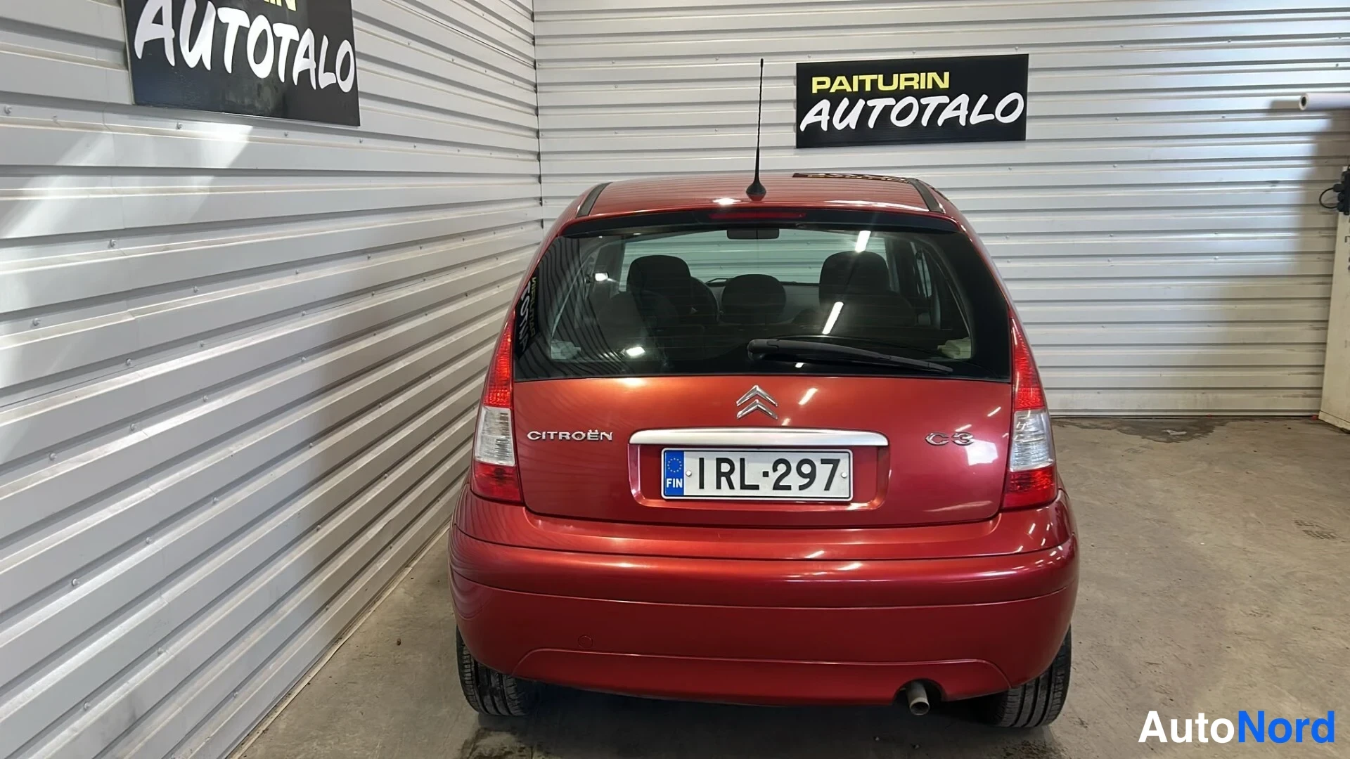 Takaa: Punaisen Citroën C3:n takaosa suoraan takaa, rekisterikilpi, Citroën- ja C3-merkinnät näkyvät.