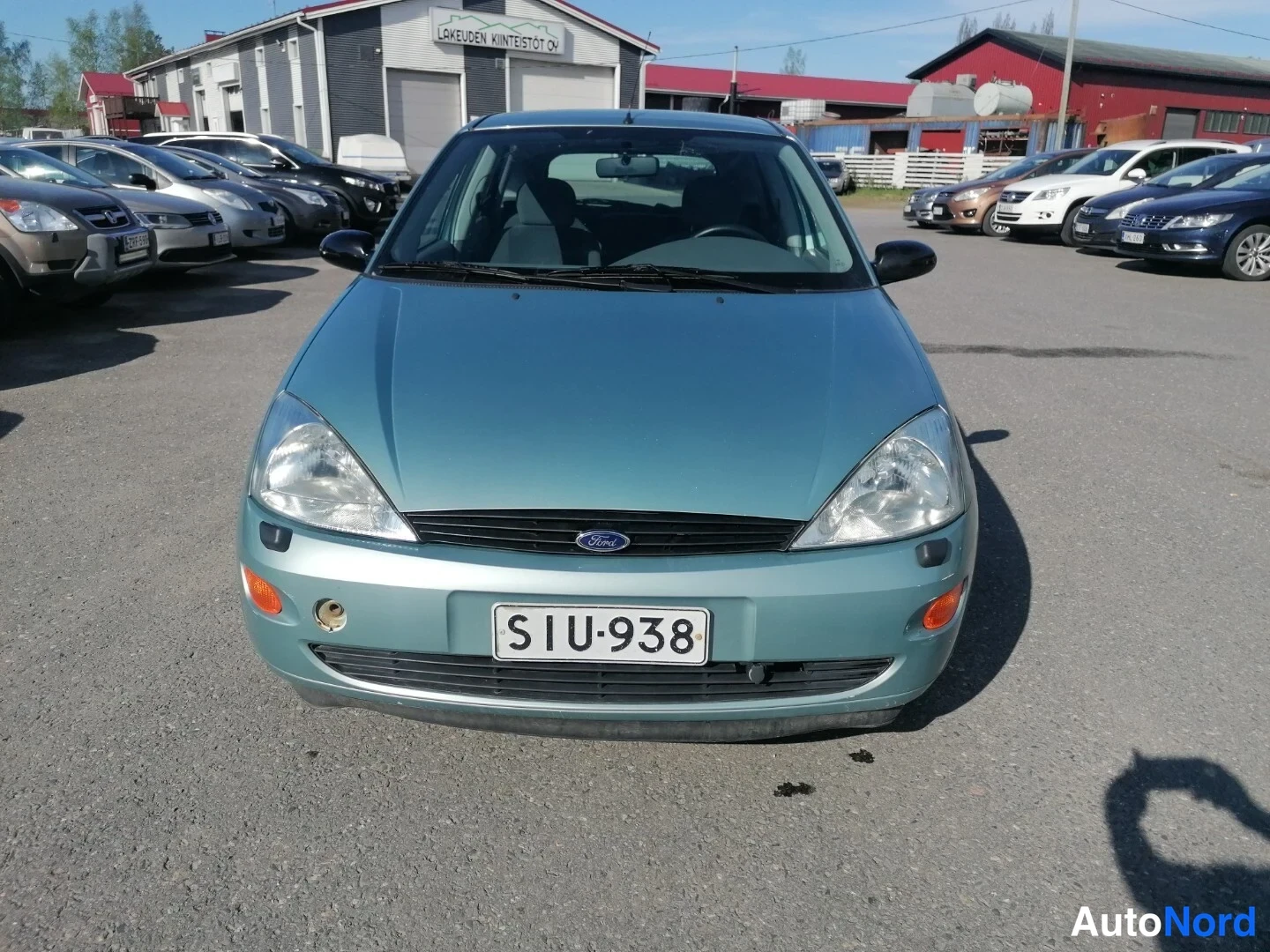 Edestä: Sinivihreä Ford Focus suoraan edestä, rekisteritunnus.