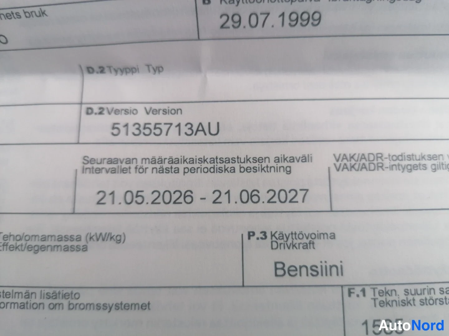 Yksityiskohta: Rekisteriotteen tai vastaavan dokumentin lähikuva, jossa näkyvät tiedot: käyttöönottopäivä 29.07.1999, Versio 51355713AU, määräaikaiskatsastusaika 21.05.2026 -
