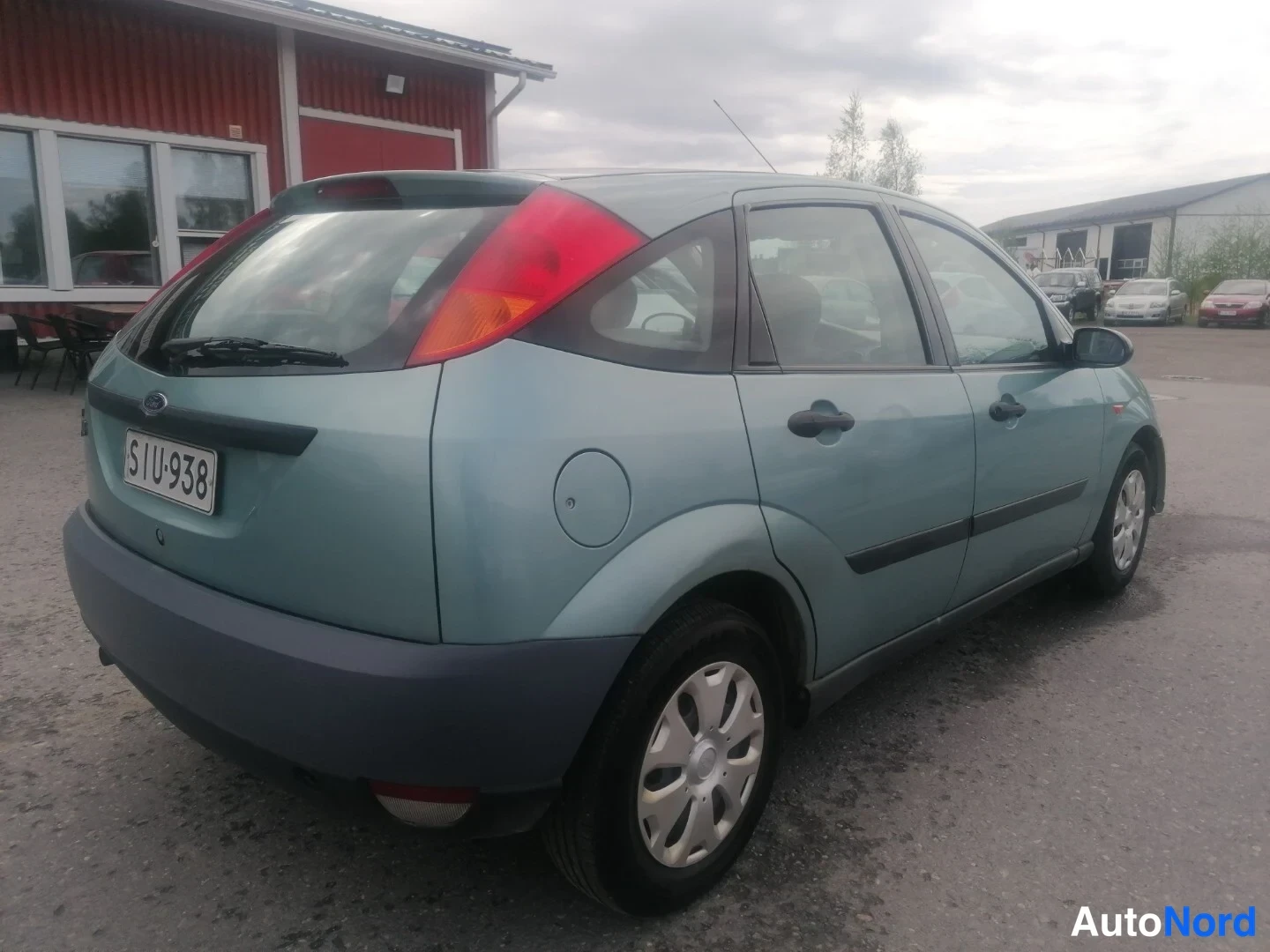 Takaviisto: Auton takapää ja oikea kylki takanimen kohdalla rekisteritunnus.