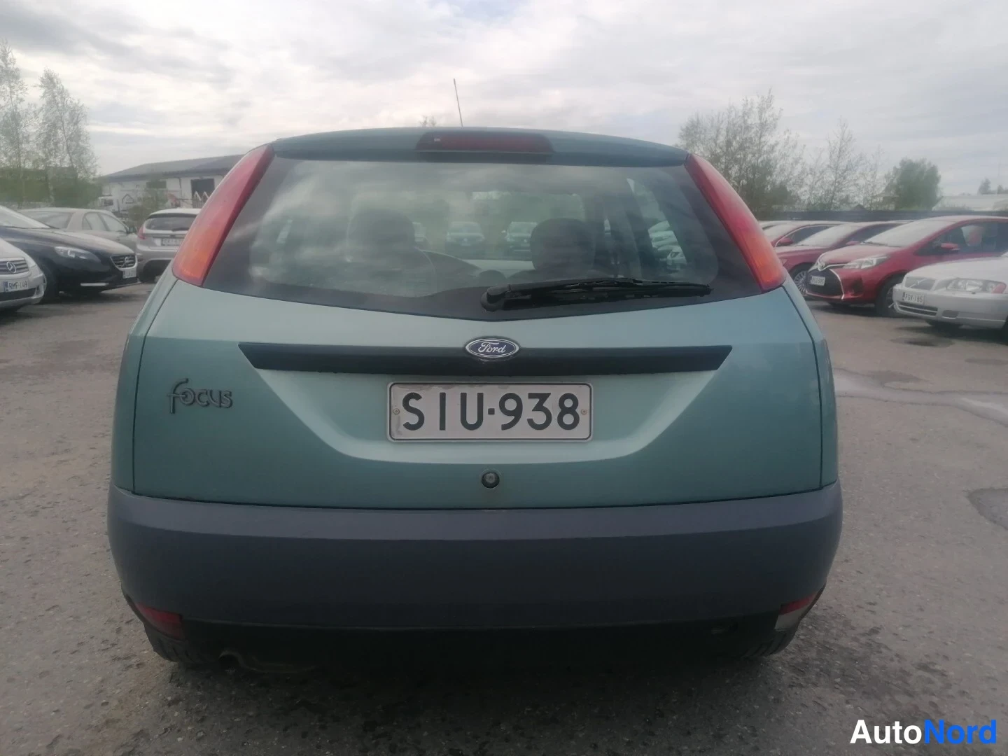 Takaa: Auton suora takanäkymä, Ford-merkki ja Focus-teksti takaluukussa, rekisteritunnus.