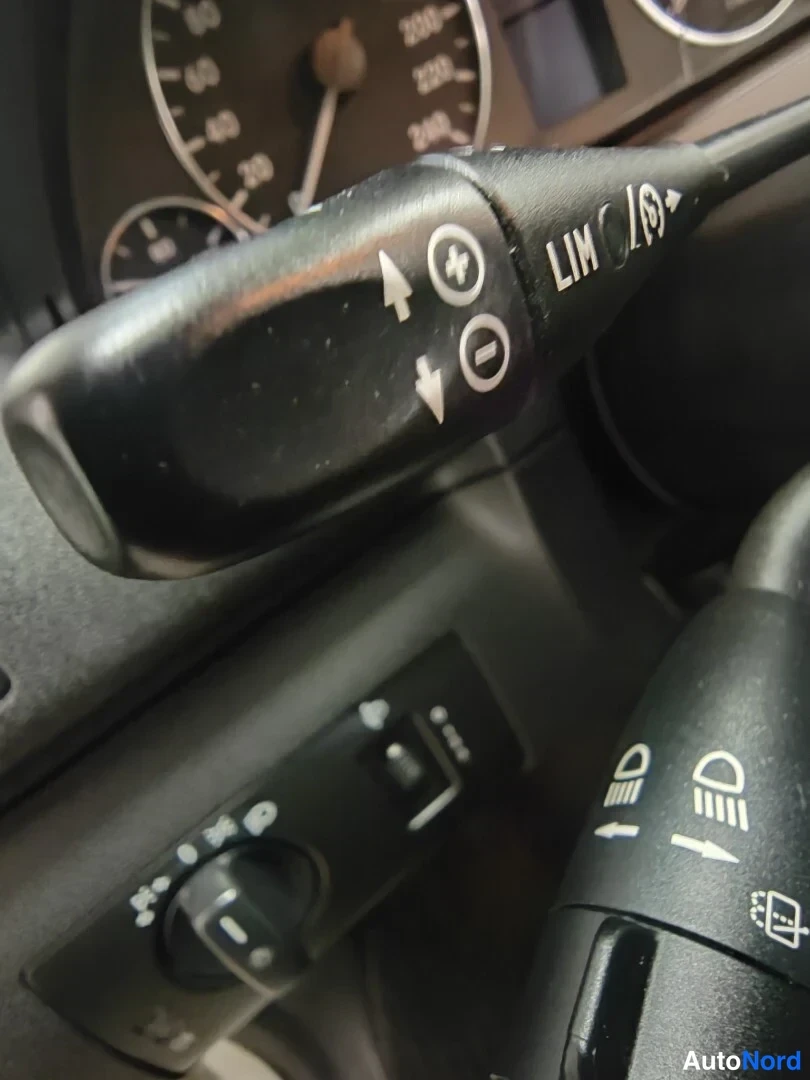Yksityiskohta: Mercedes-Benz A 150 2006: ratti- ja valokytkimien lähikuva.