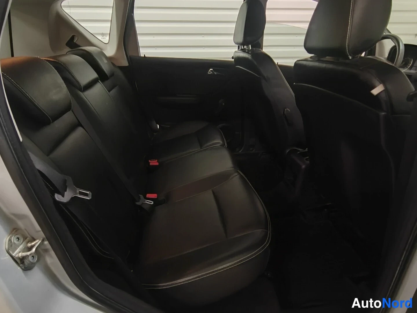 Yksityiskohta: Mercedes-Benz A 150 2006: takapenkin näkymä takaovesta.