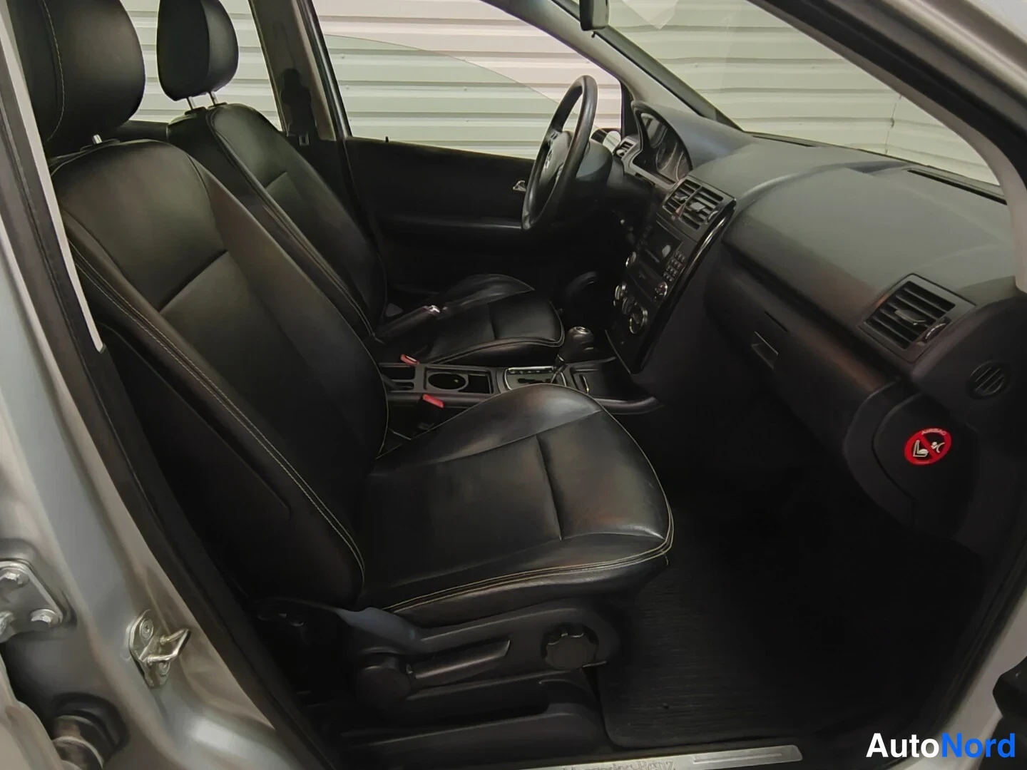 Yksityiskohta: Mercedes-Benz A 150 2006: etuistuimet ja kojelauta näkymä etuovesta.