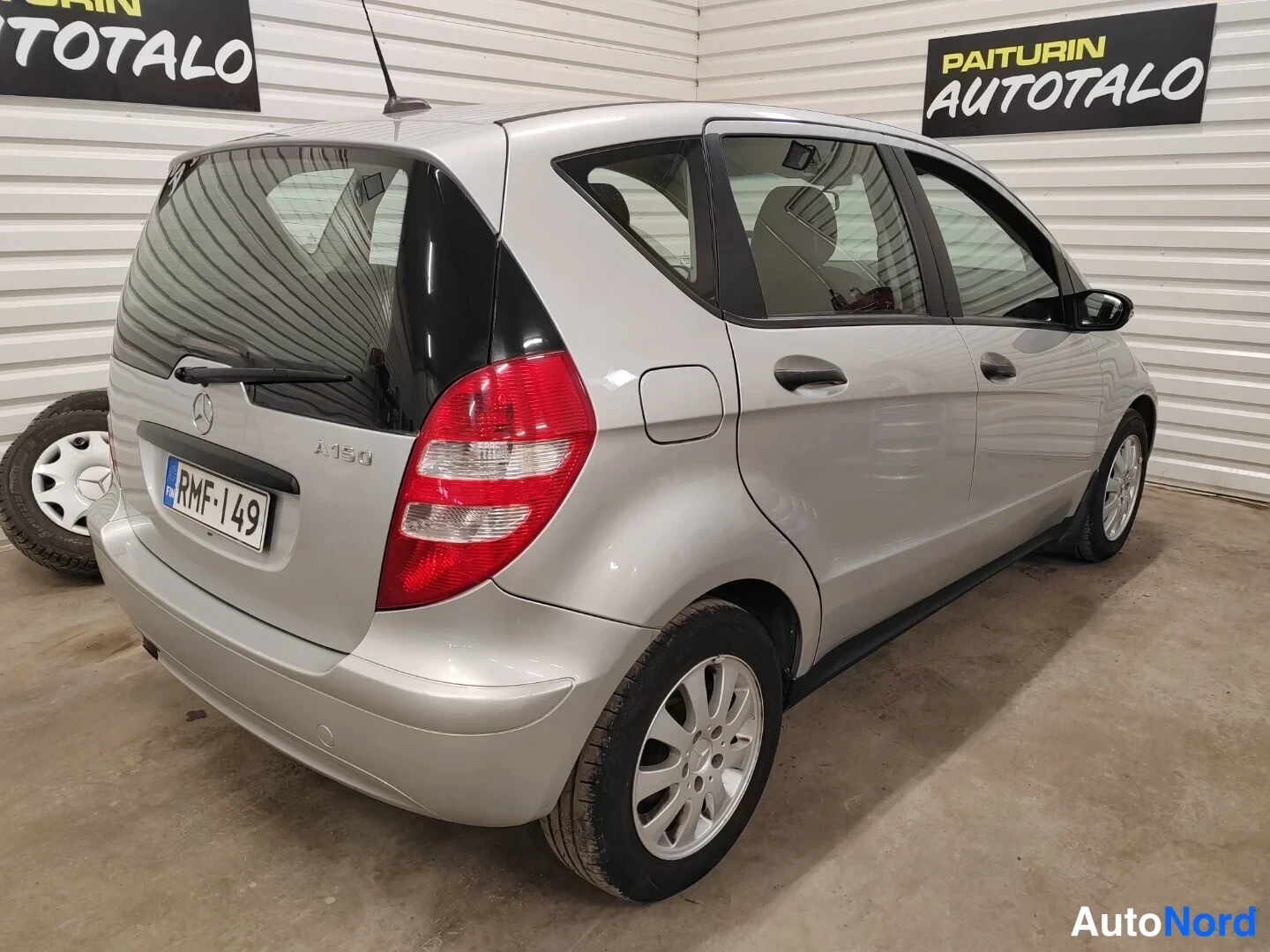 Takaviisto: Rear three-quarter view of the silver Mercedes-Benz A 150 showing the left flank and rear tail lights.