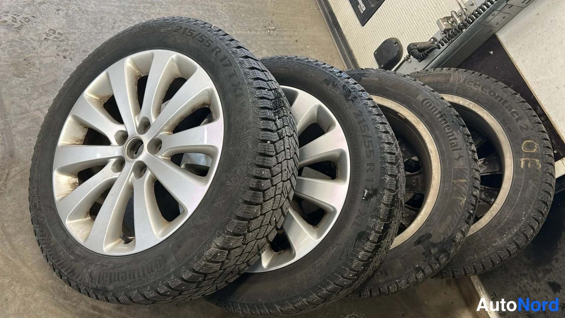 Yksityiskohta: Neljä rengasta 17 tuuman hopeavanteilla; rengaslangassa luettavissa merkinnät 215/55 R 17 XL ja Continental.