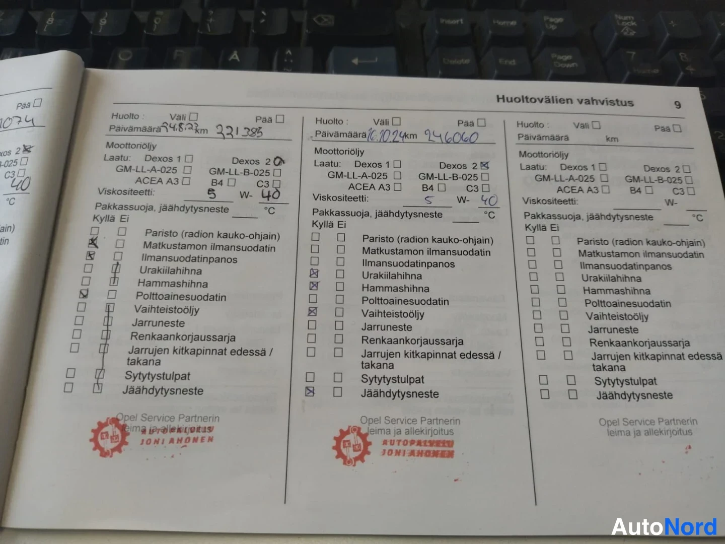 Muu: Huoltovälien vahvistus -sivu 9 kolmella huoltomerkillä ja korjaamoleimalla.