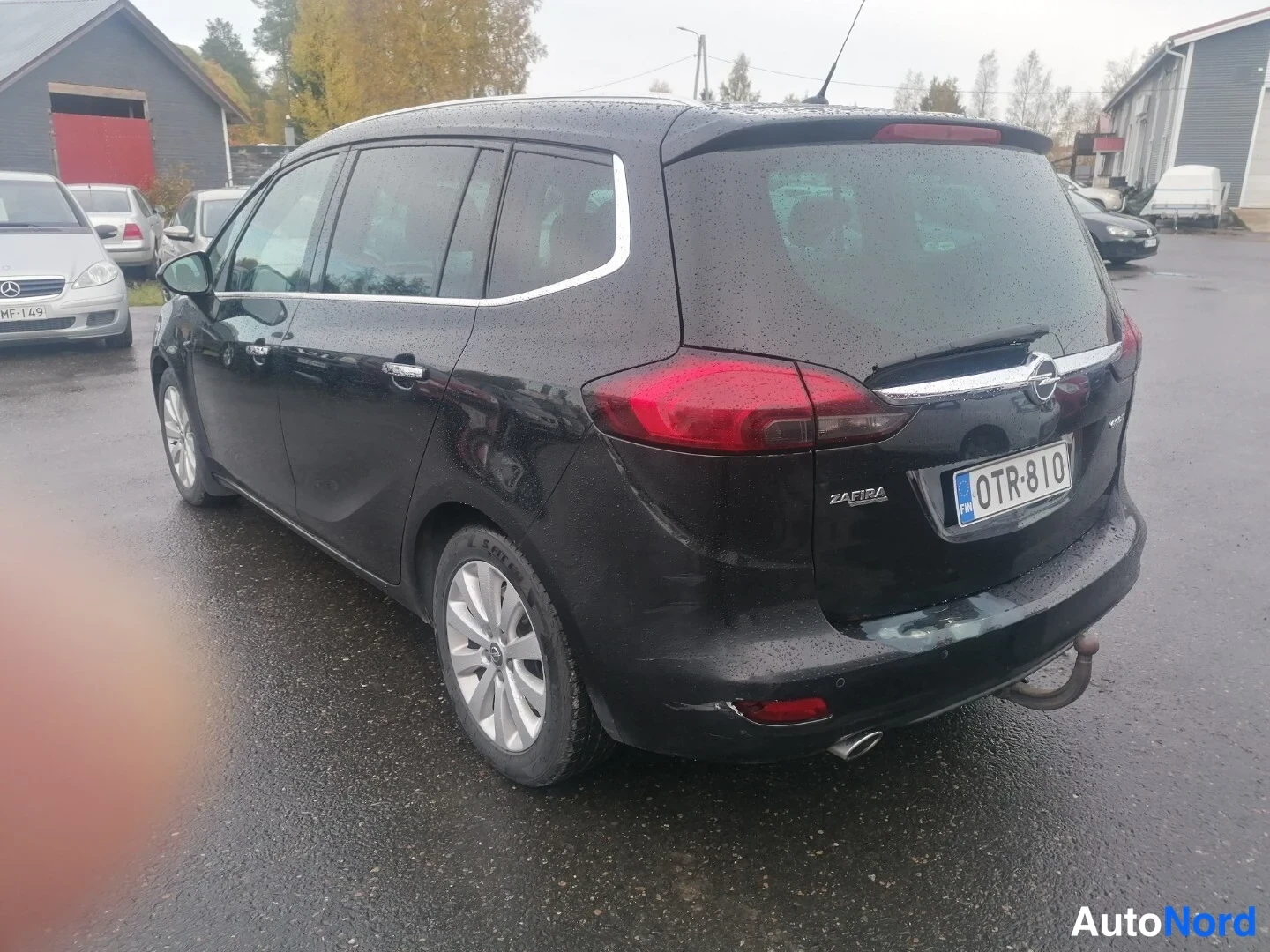 Takaviisto: Opel Zafira at an angle from the rear right side with rear lights and a side flank visible.