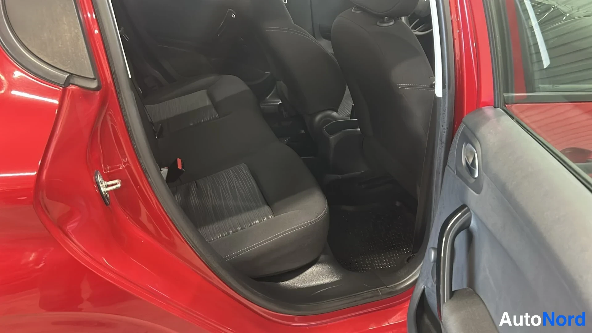 Muu: Peugeot 208:n takaistuin ja takasisätila avoimen oven takaa.