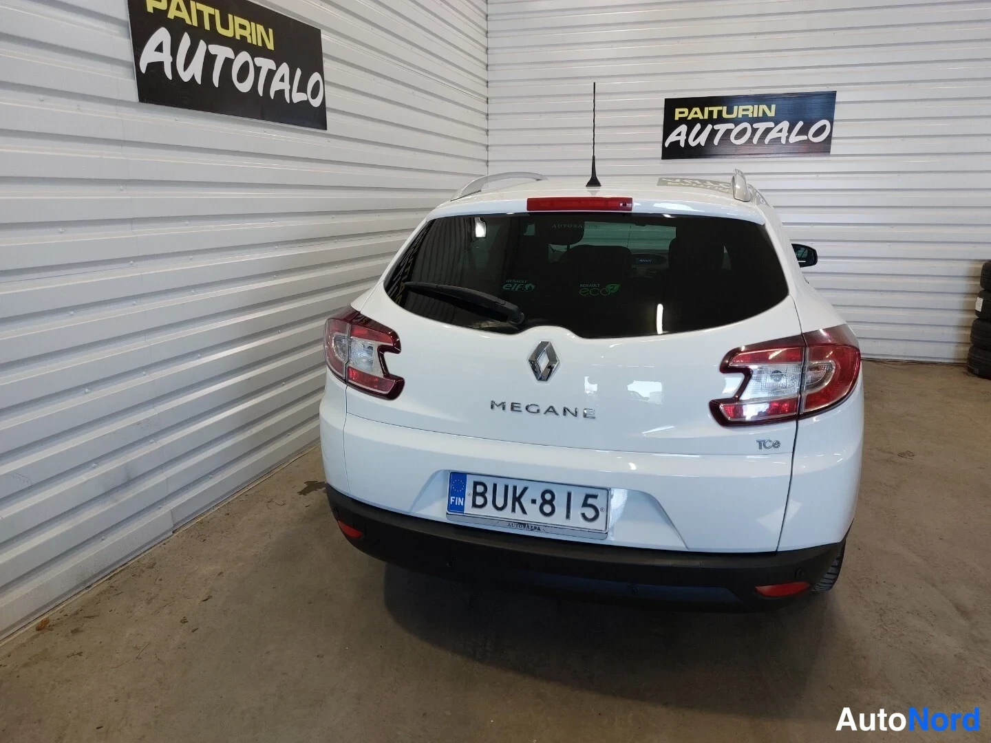 Takaa: Valkoinen Renault Megane suoraan takaa, rekisterikilpi FIN.