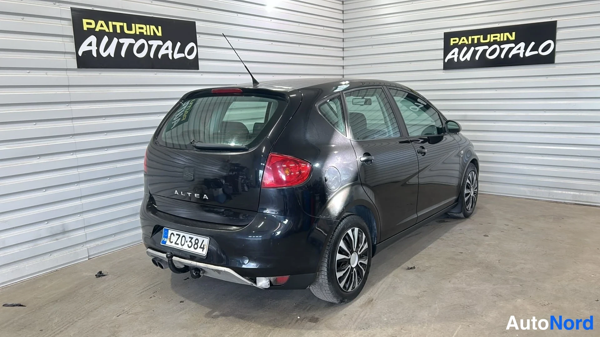 Takaviisto: Mustan Seat Altean takakulma ja oikea kylki sisätiloissa