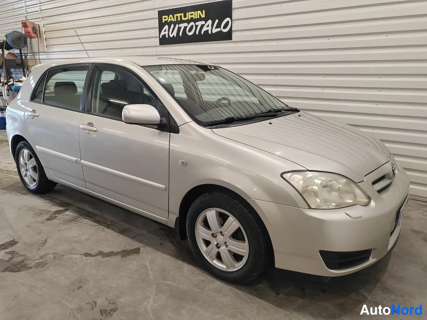 Etuviisto, nokka oikealle: Toyota Corolla -viistoperä etuosa oikealta vinosti valokuvattu autotallissa.