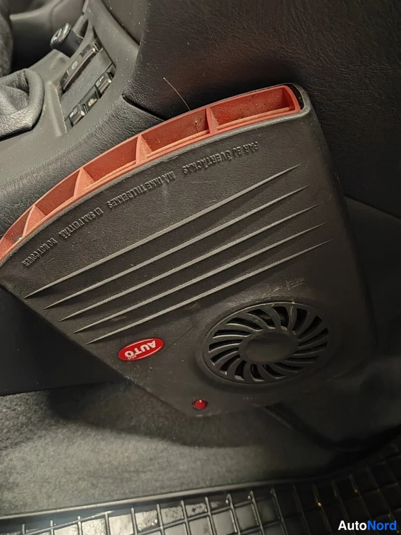 Muu: Auton lattialla punamusta 12 V:autohumidifier-lämmityslaite, jossa AUTO-nappi ja tuuletusaukot.