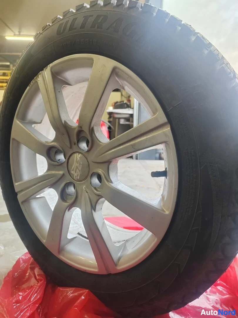 Yksityiskohta: Hopea Toyota-alumiinvanne, jossa viisikuo-sarmikas vanne ja Ultra-merkkinen nastarengas.