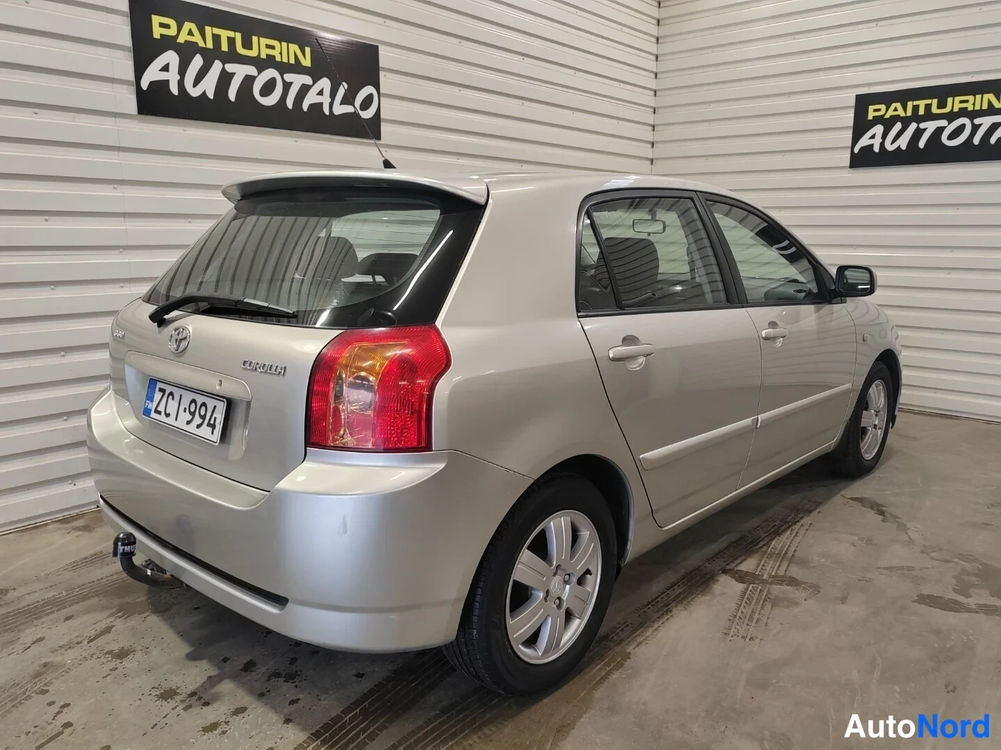 Takaviisto: Toyota Corolla -viistoperä takanurkka vasemmalta valokuvattu, rekisteritunnus ZC1-994.