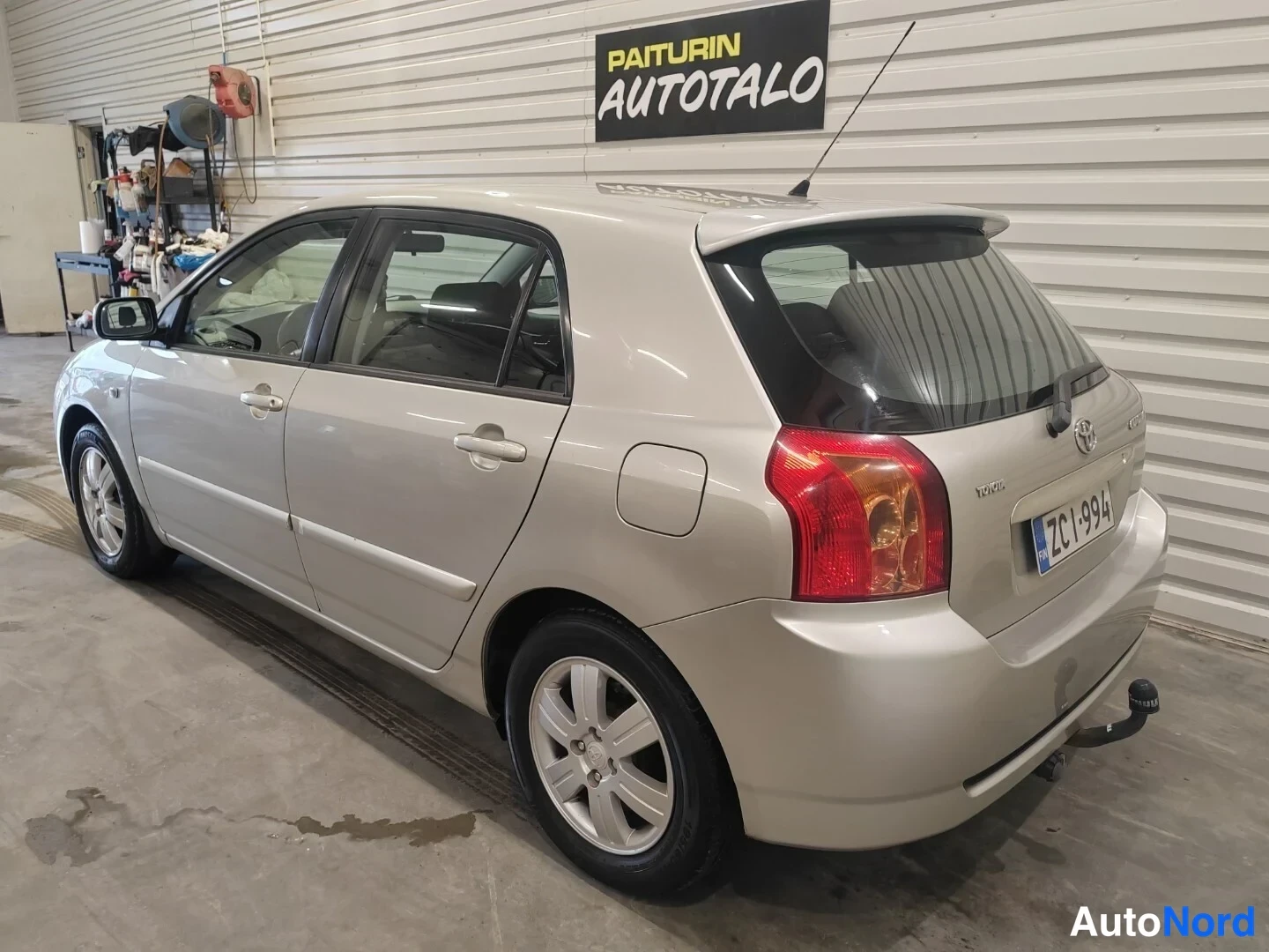Takaviisto: Toyota Corolla -farmari... autotallissa, takaosasta kuvattuna.