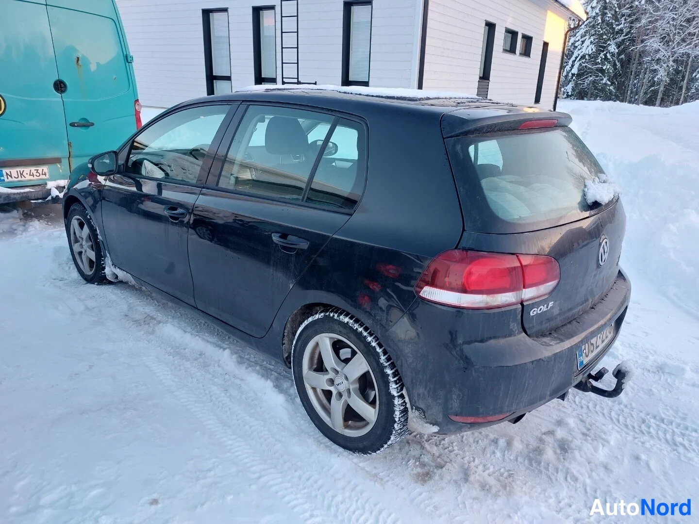 Takaviisto: Musta Volkswagen Golf talvikelillä lumessa, takakulmanäkymä vasemmalta, rekisteritunnus.